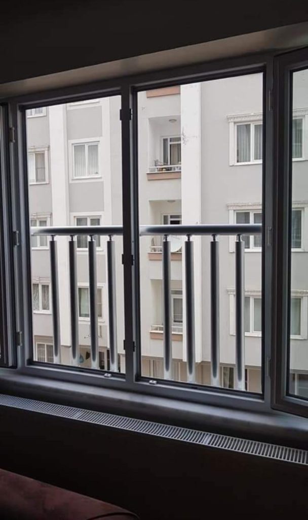 Tamamlanmış alüminyum korkuluk uygulaması