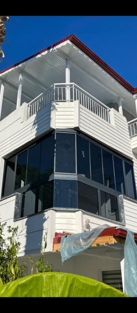 Tamamlanmış cam balkon sistemi detayı